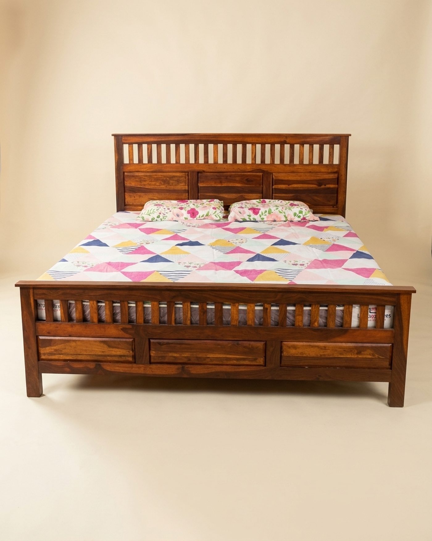 Railing sheesham slat bed, studio photo