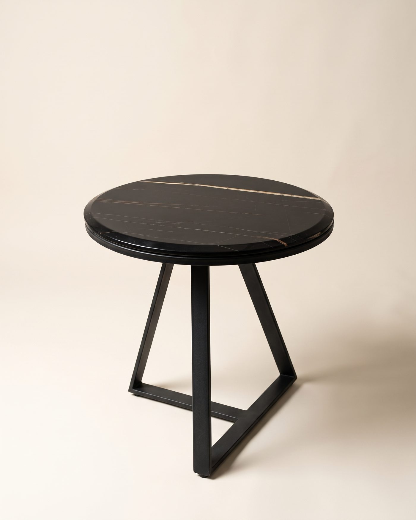 Nero side table, studio photo