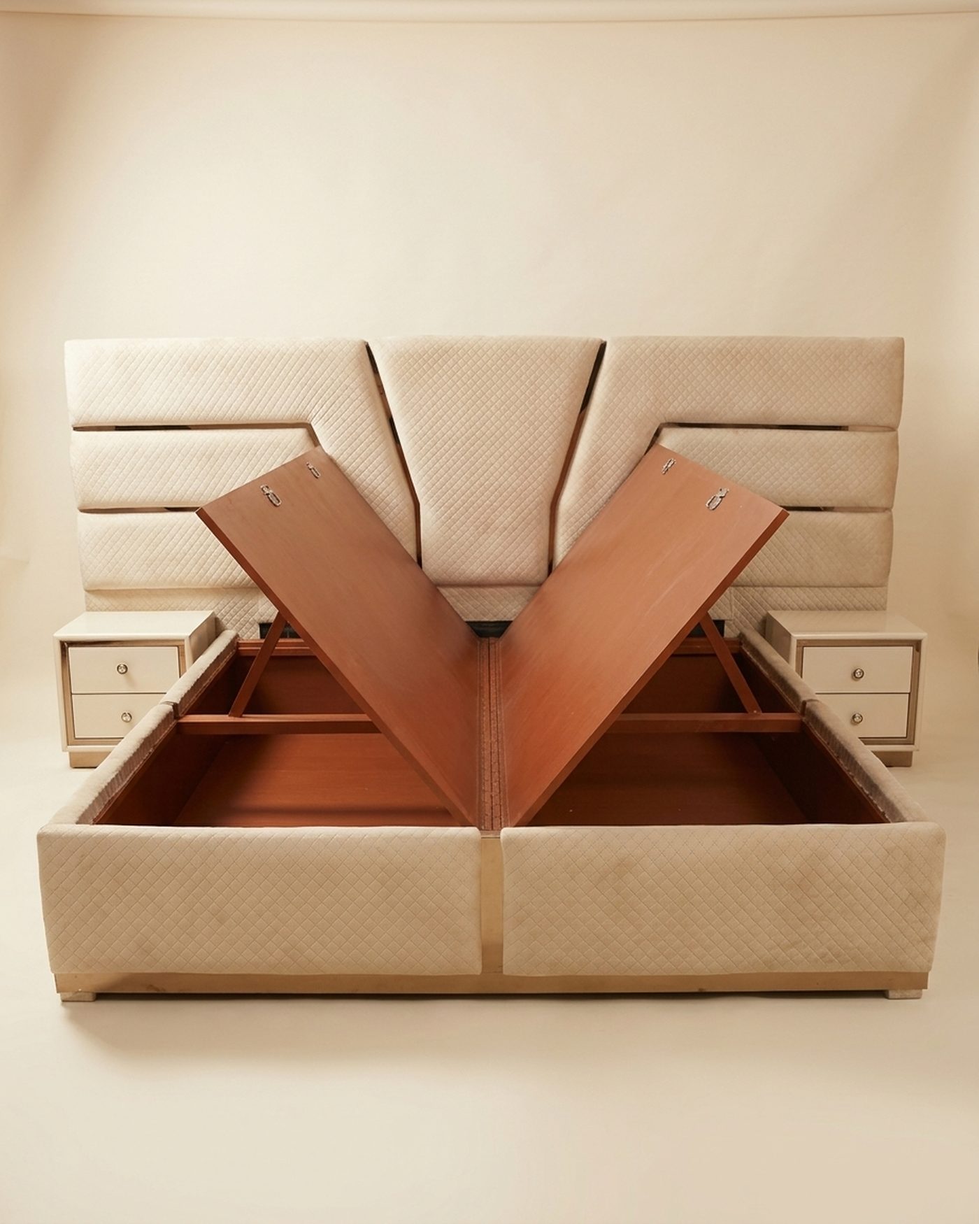 Sand hydraulic storage bed, studio photo