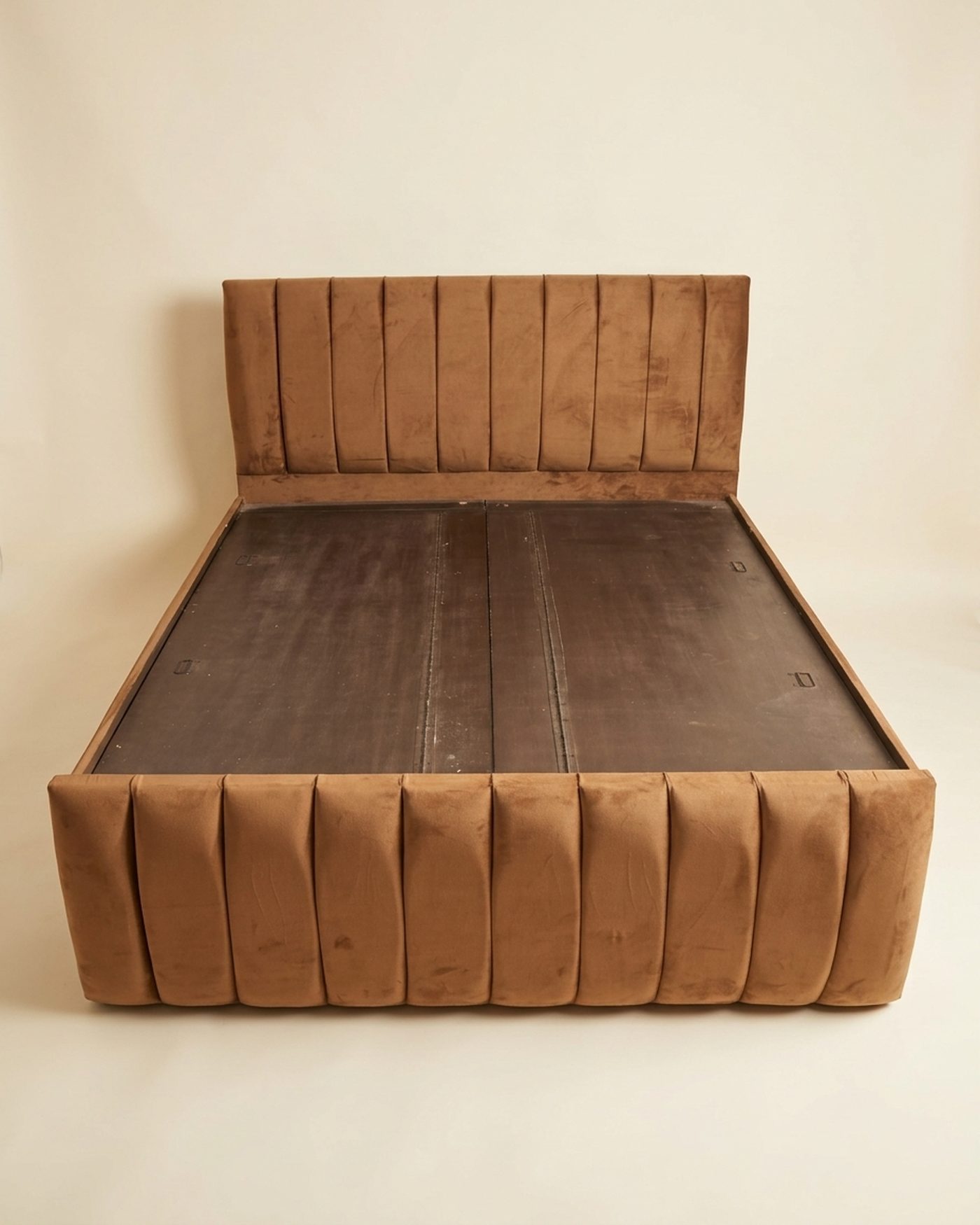 Ribbed channel-tufted bed, view 2
