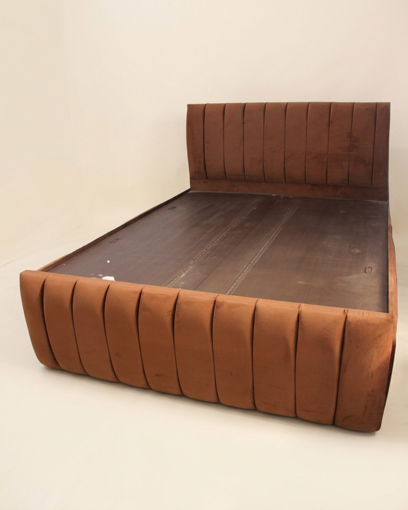 Ribbed channel-tufted bed, view 3