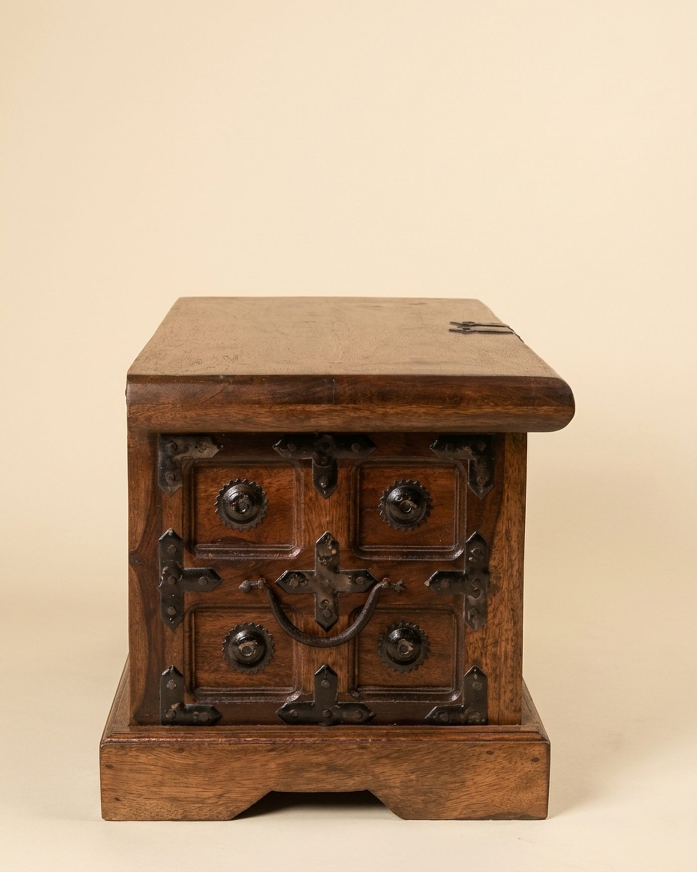 Trunk iron-bound chest, view 3